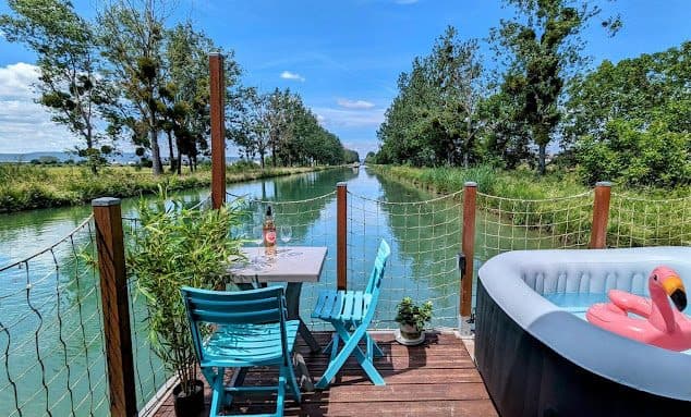 Maison flottante sur un canal avec un jacuzzi 