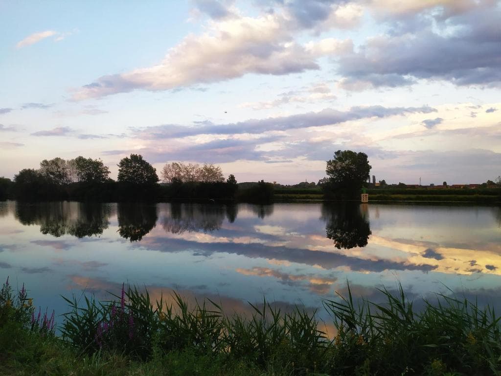 Maison flottante sur un canal pour la pêche 