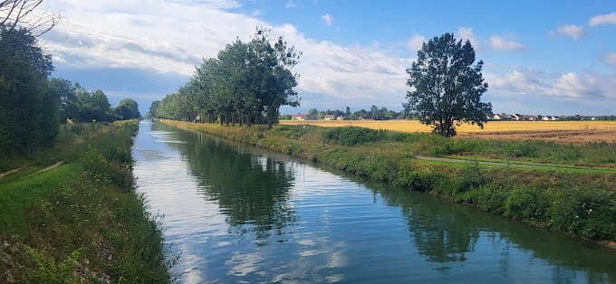 Maison flottante sur un canal avec un jacuzzi 