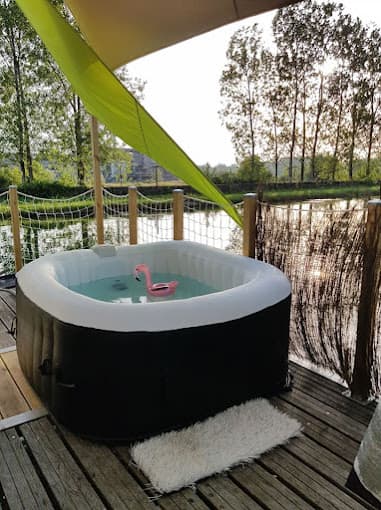 Maison flottante sur un canal avec un jacuzzi 