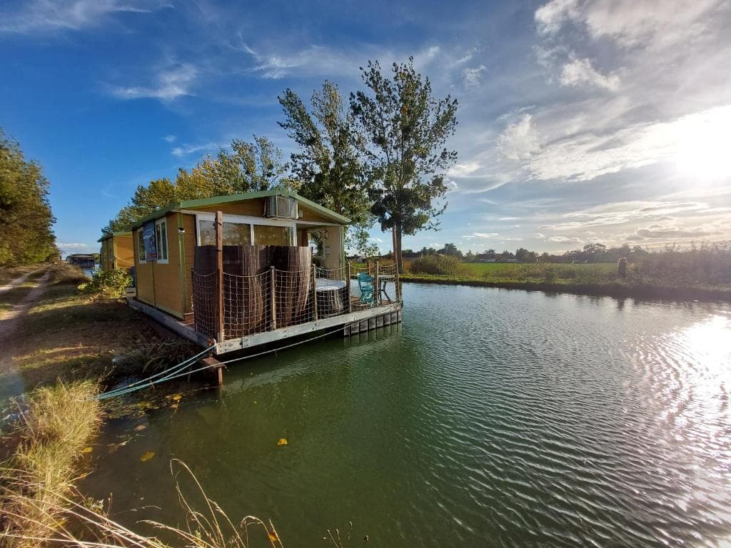 Maison flottante sur un canal avec un jacuzzi 
