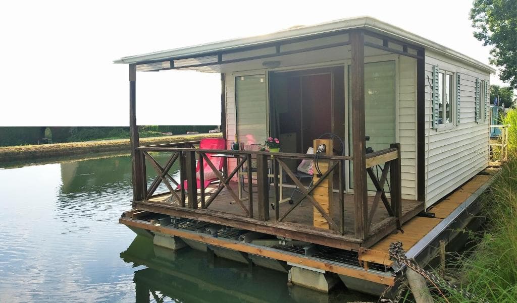 Maison flottante sur un canal pour la pêche 