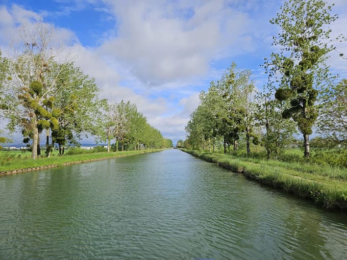Maison flottante sur un canal avec un jacuzzi 