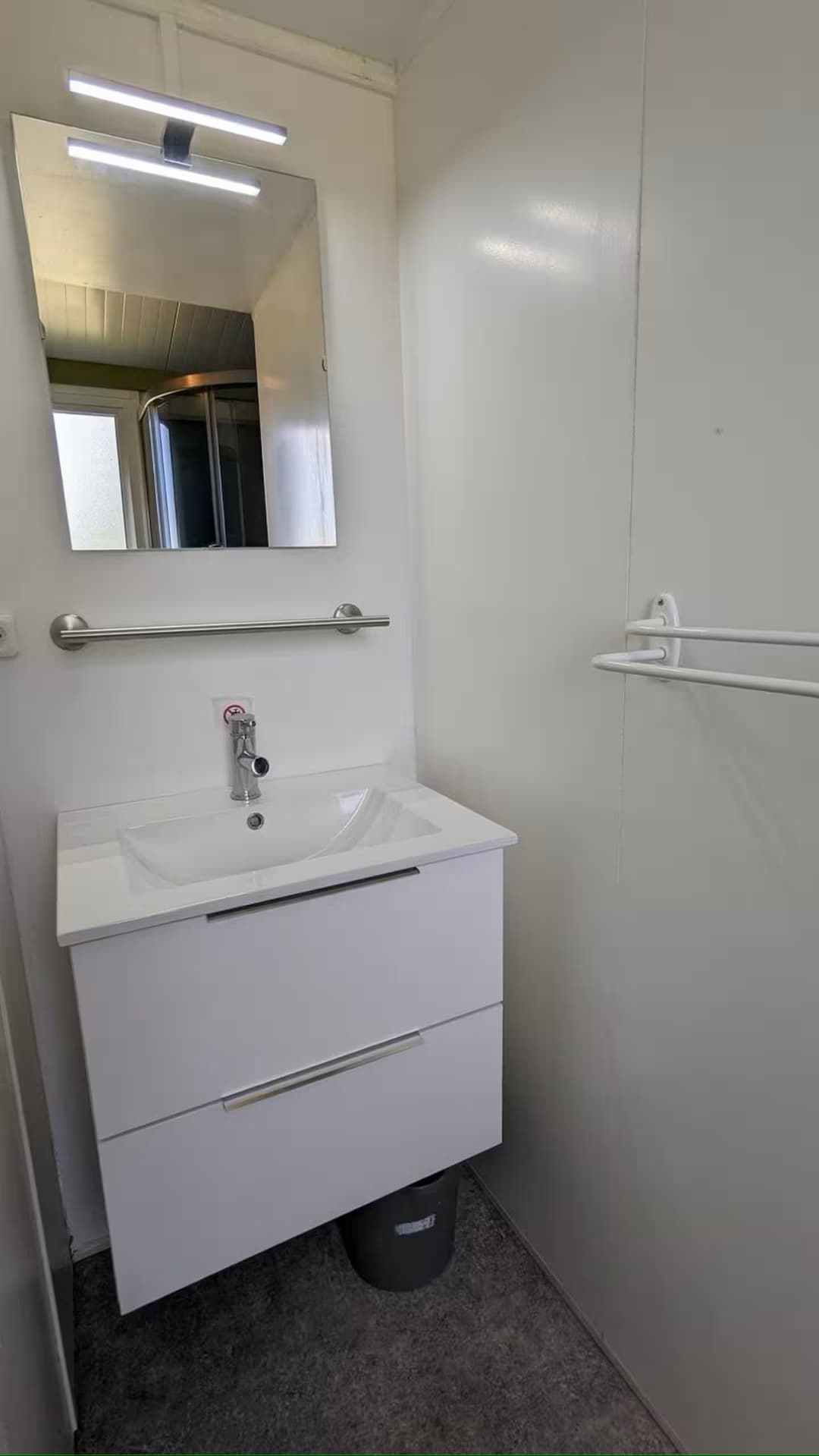 Maison flottante sur un canal avec un jacuzzi 