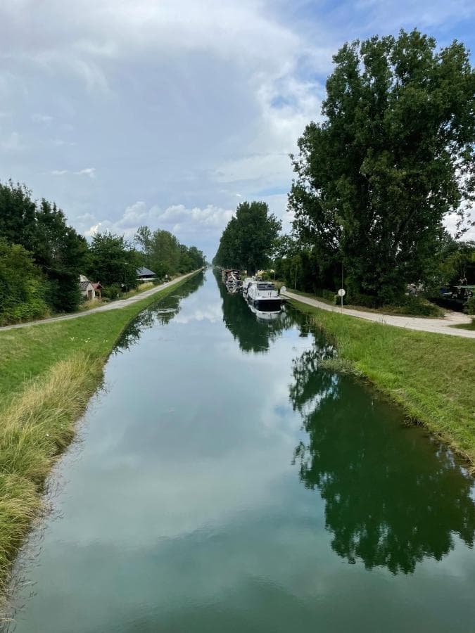 Maison flottante sur un canal pour la pêche 