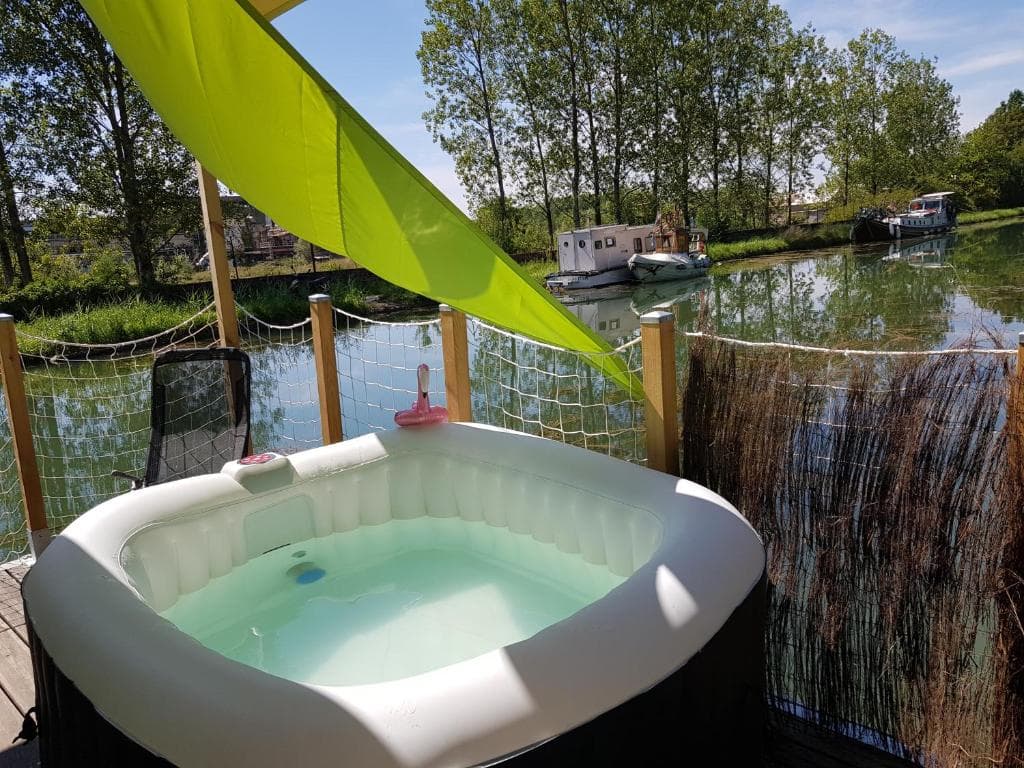 Maison flottante sur un canal pour la pêche 