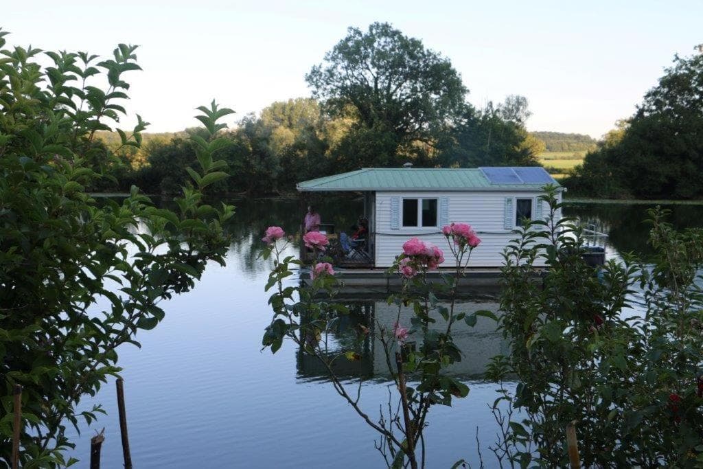 Maison flottante sur un canal pour la pêche 