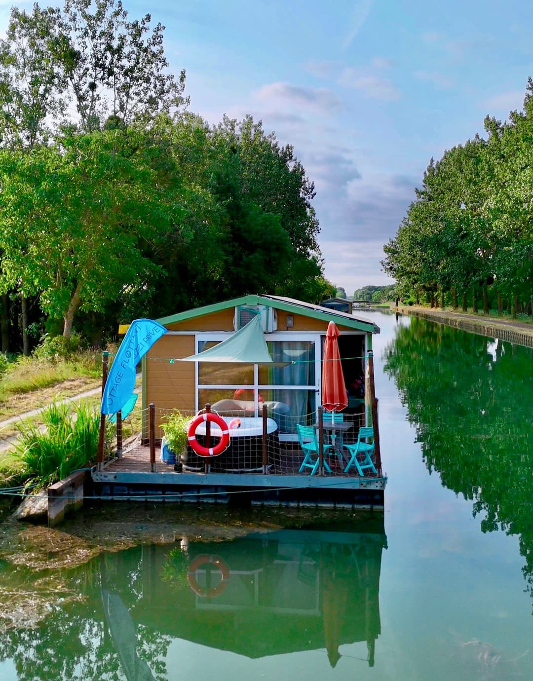Maison flottante sur un canal avec un jacuzzi 