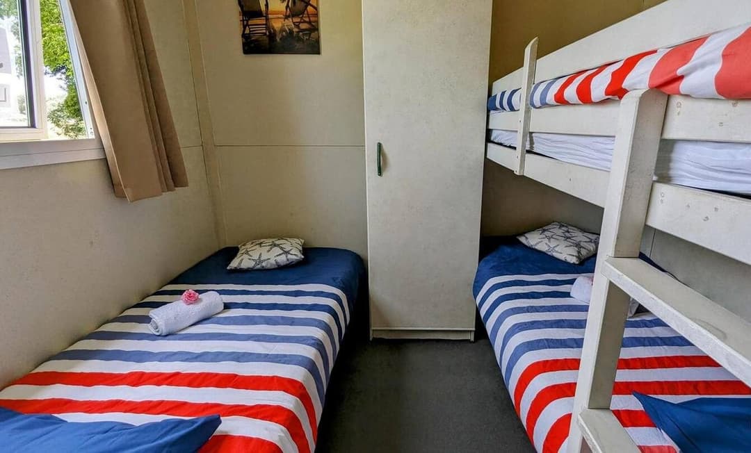 Maison flottante sur un canal avec un jacuzzi 