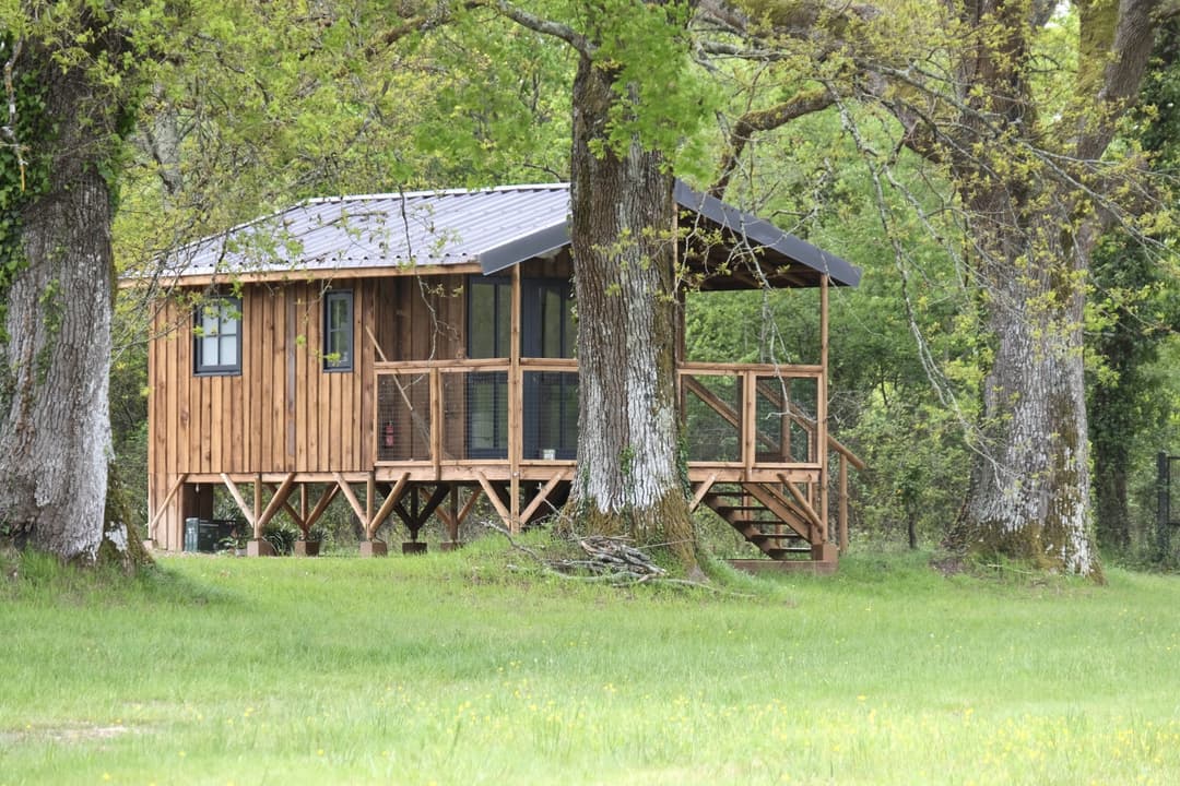 Chalet sur pilotis pour deux personnes avec étang privé 