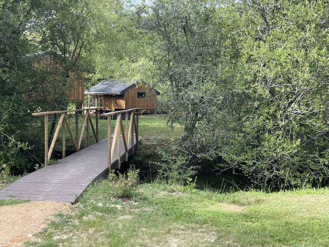 Chalet pilotis sur île privée avec vue imprenable sur l’étang 