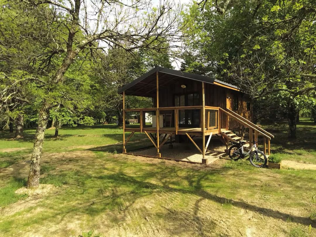 Chalet sur pilotis pour 4 personnes avec étang privé 