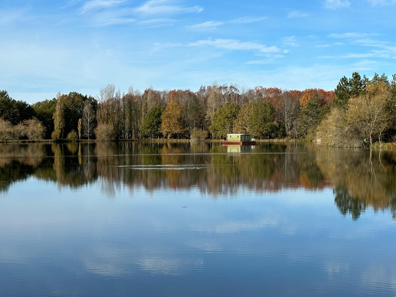 Bateau sur étang privé de 3 ha en Dordogne 