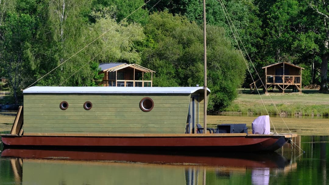 Bateau sur étang privé de 3 ha en Dordogne 