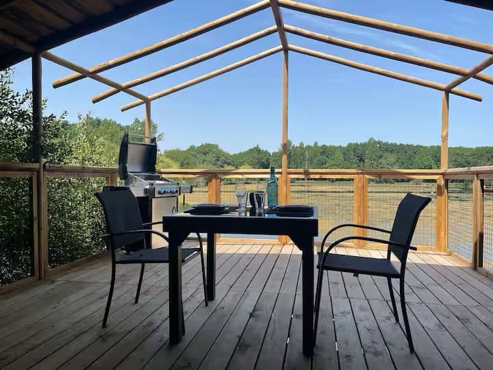 Cabanes sur pilotis avec vue imprenable sur l’étang 