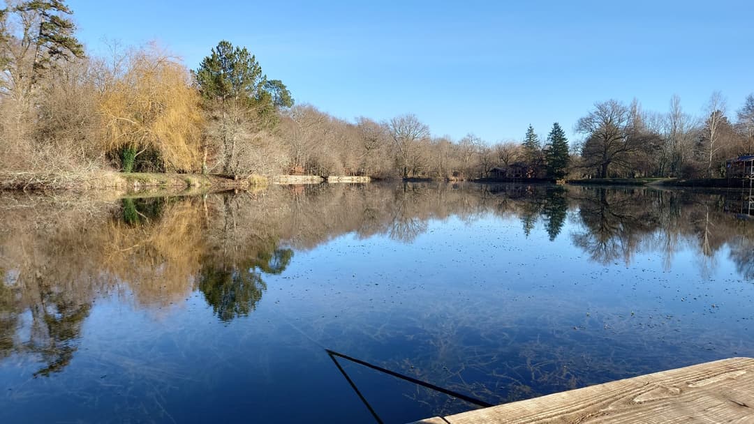 Bateau sur étang privé de 3 ha en Dordogne 