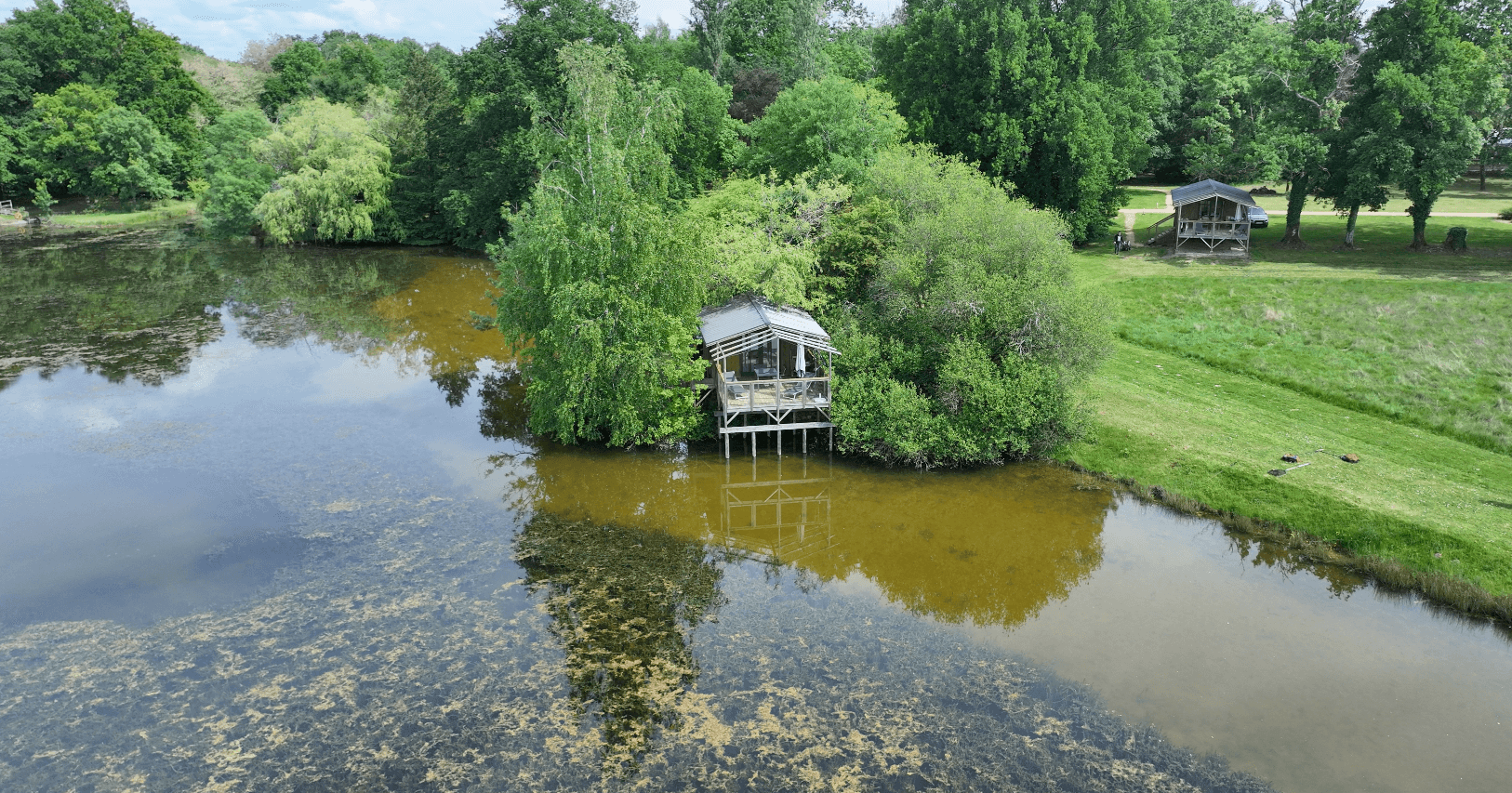 Cabanes sur pilotis avec vue imprenable sur l’étang