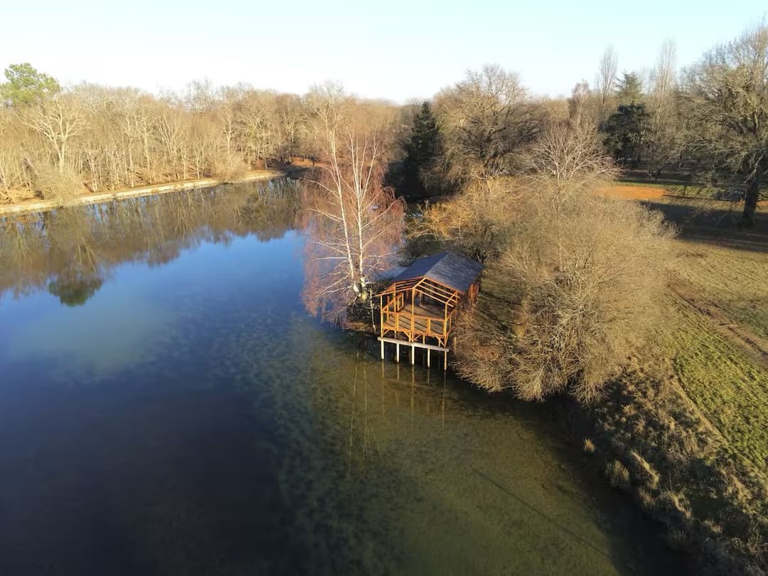 Cabanes sur pilotis avec vue imprenable sur l’étang 