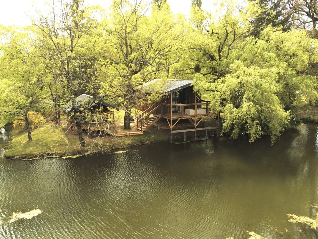 Chalet pilotis sur île privée avec vue imprenable sur l’étang 