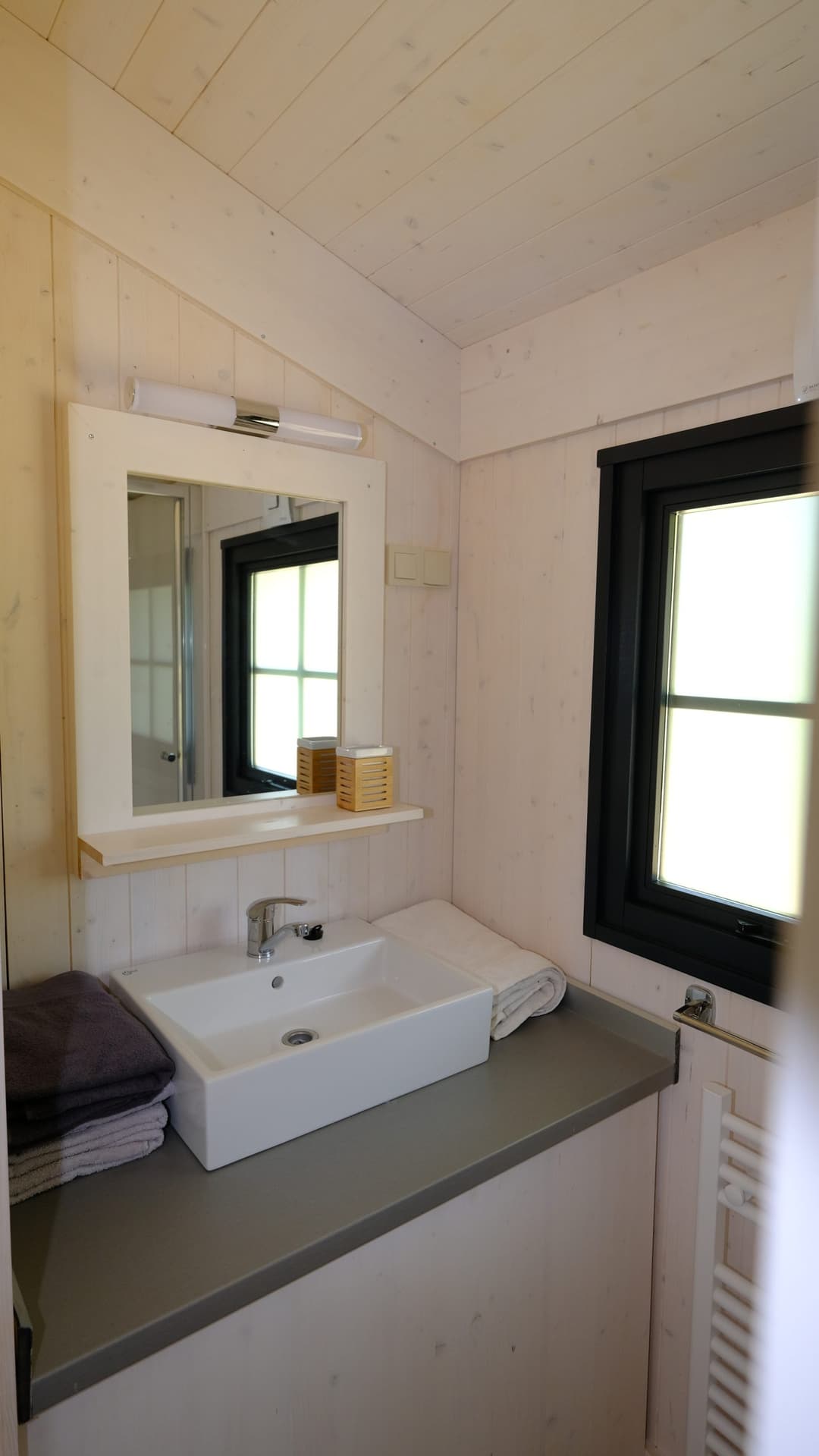 Chalet sur pilotis pour 4 personnes avec étang privé 