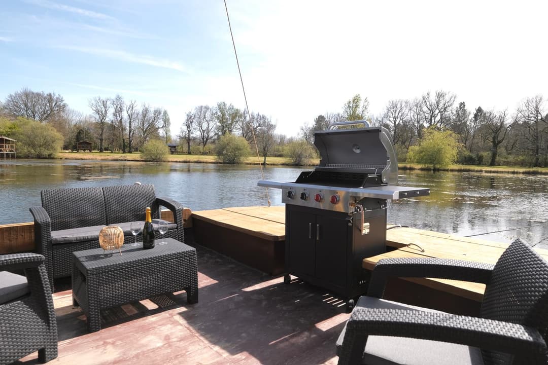 Bateau sur étang privé de 3 ha en Dordogne 