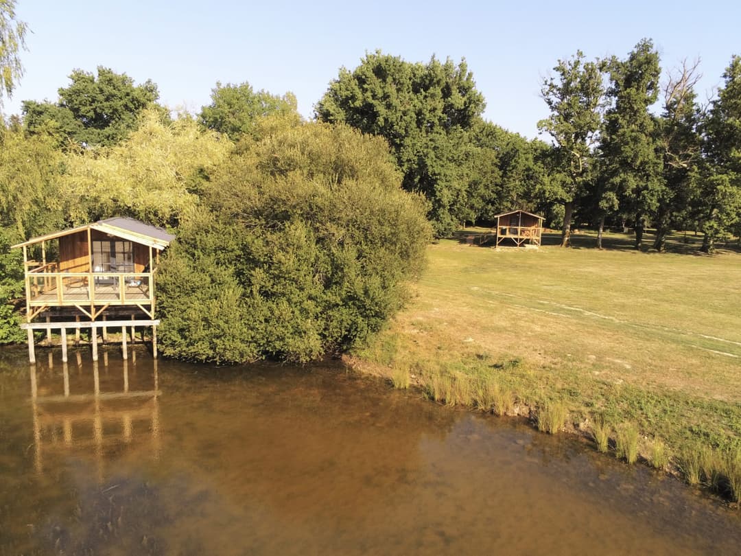 Cabanes sur pilotis avec vue imprenable sur l’étang 