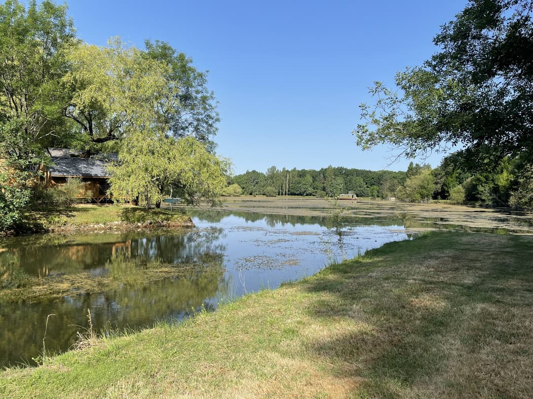 Chalet pilotis sur île privée avec vue imprenable sur l’étang 