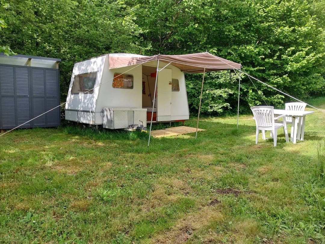 Caravane vintage des années 70 avec accès à l’étang privé 
