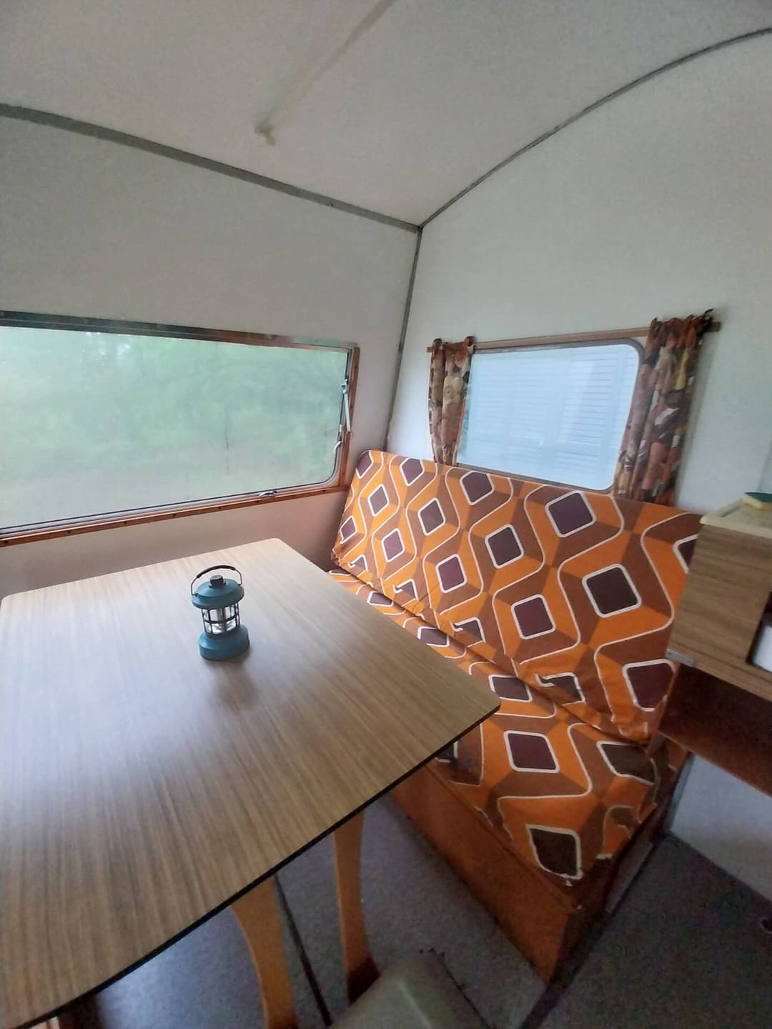 Caravane vintage des années 70 avec accès à l’étang privé 