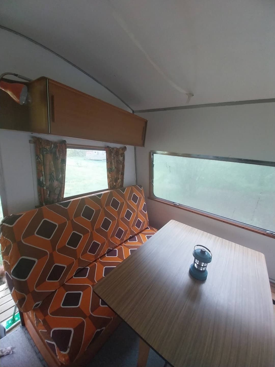 Caravane vintage des années 70 avec accès à l’étang privé 