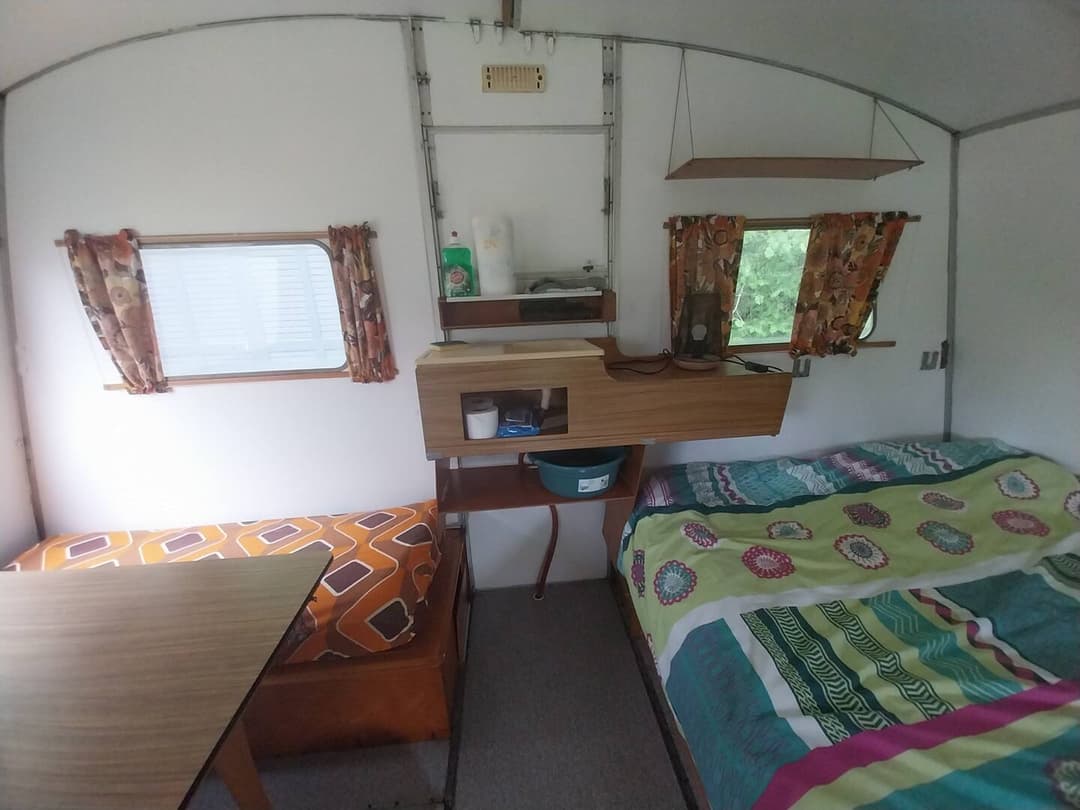 Caravane vintage des années 70 avec accès à l’étang privé 