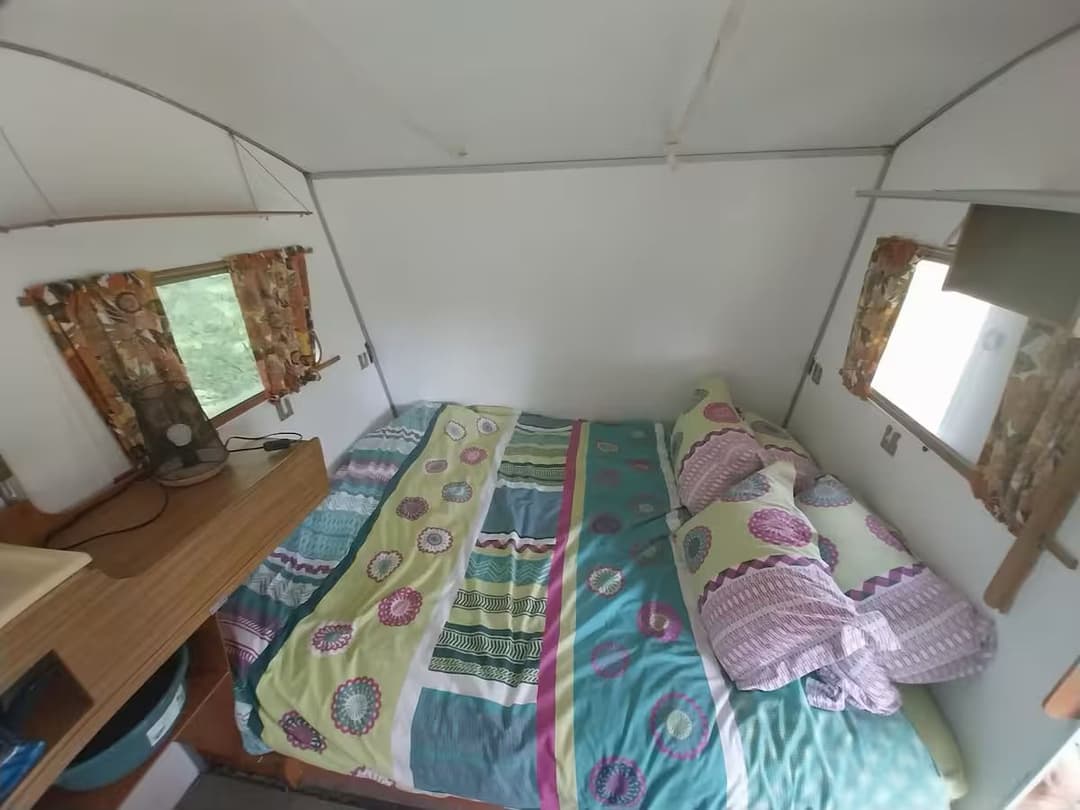 Caravane vintage des années 70 avec accès à l’étang privé 