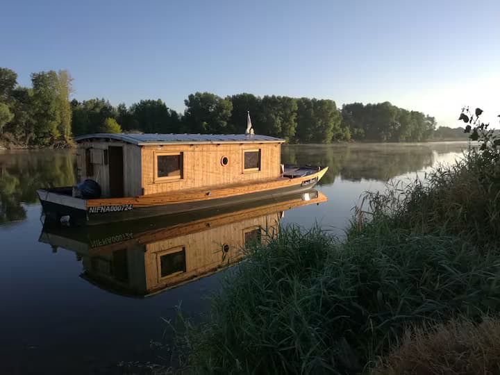 Toue cabanée traditionnelle à 5 mn de Chambord 