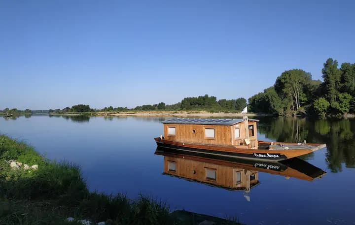 Toue cabanée traditionnelle à 5 mn de Chambord 