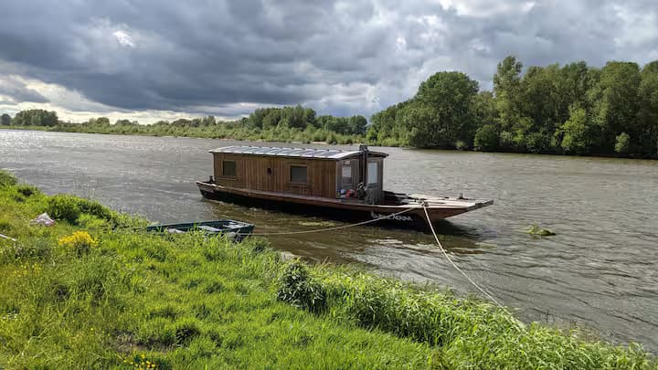 Toue cabanée traditionnelle à 5 mn de Chambord 