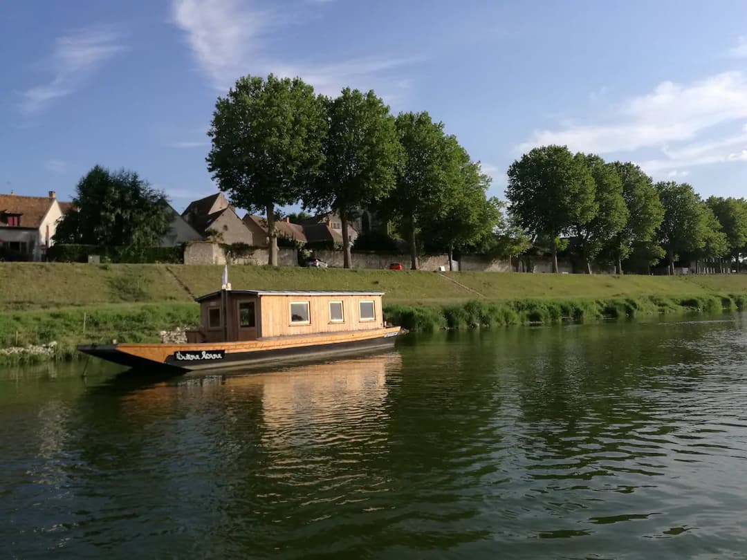 Toue cabanée traditionnelle à 5 mn de Chambord 