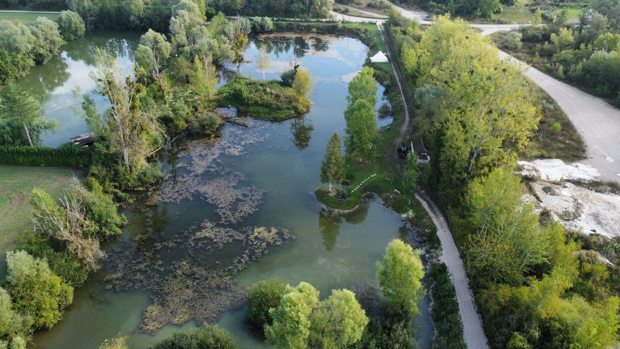 Étang avec yourte aménagée et forte population de poissons! 