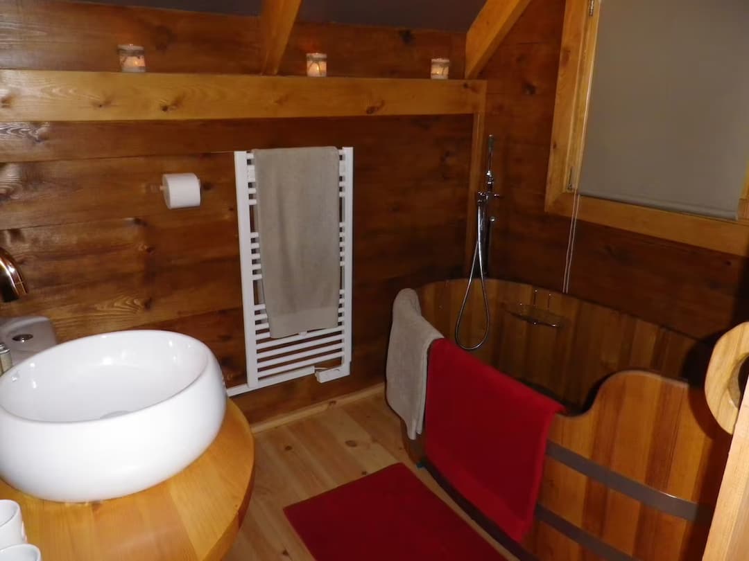 La Cabane sur pilotis, un havre de paix au cœur de la campagne normande 