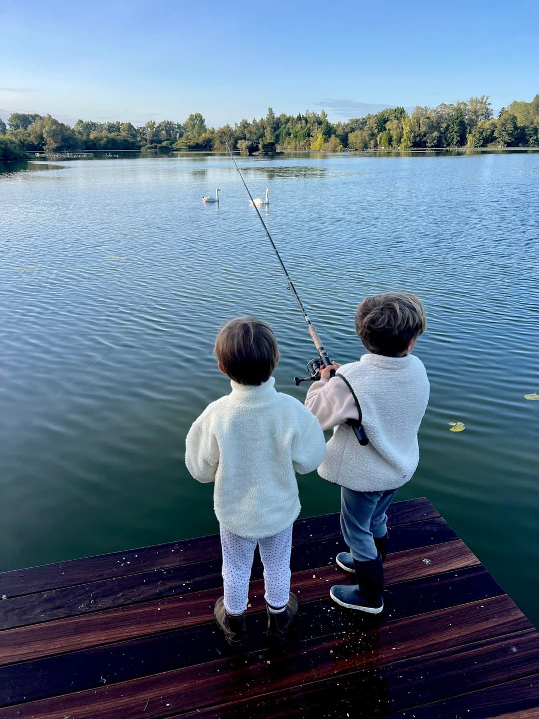 Maison au bord d’un lac avec canoé et barbecue en plein air