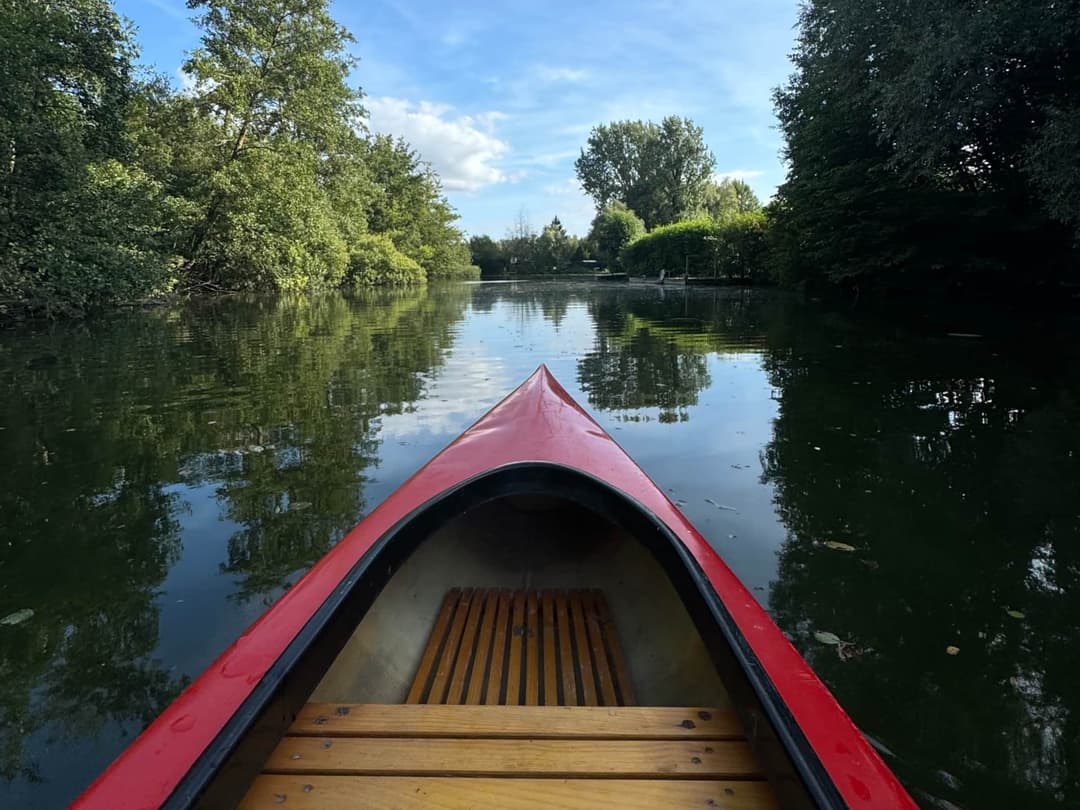 Maison au bord d’un lac avec canoé et barbecue en plein air
