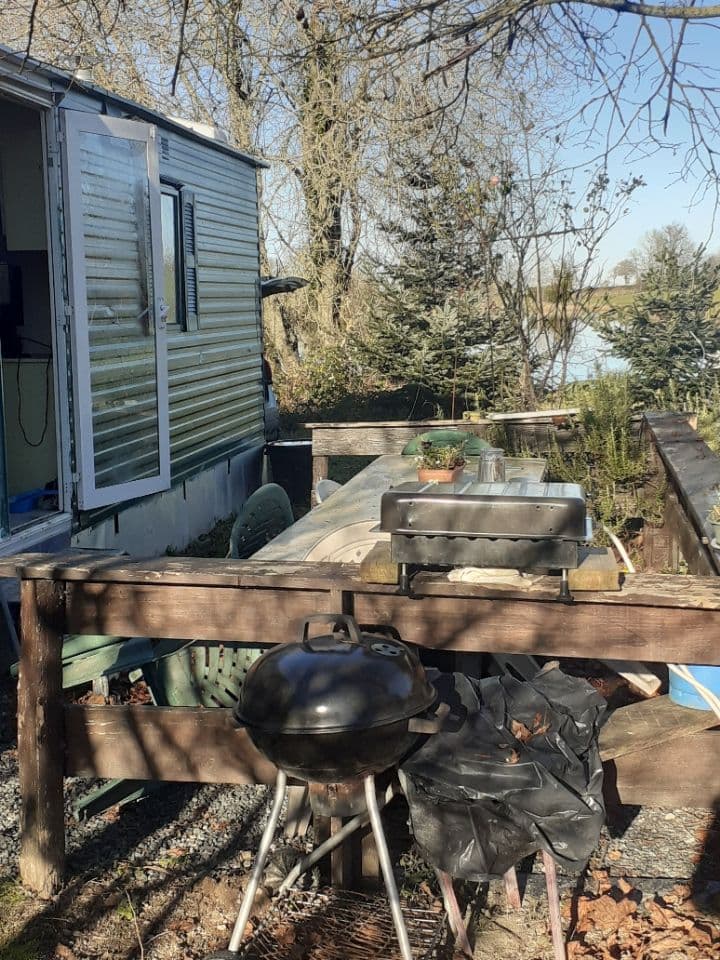 Mobil-home au bord de plusieurs étangs 