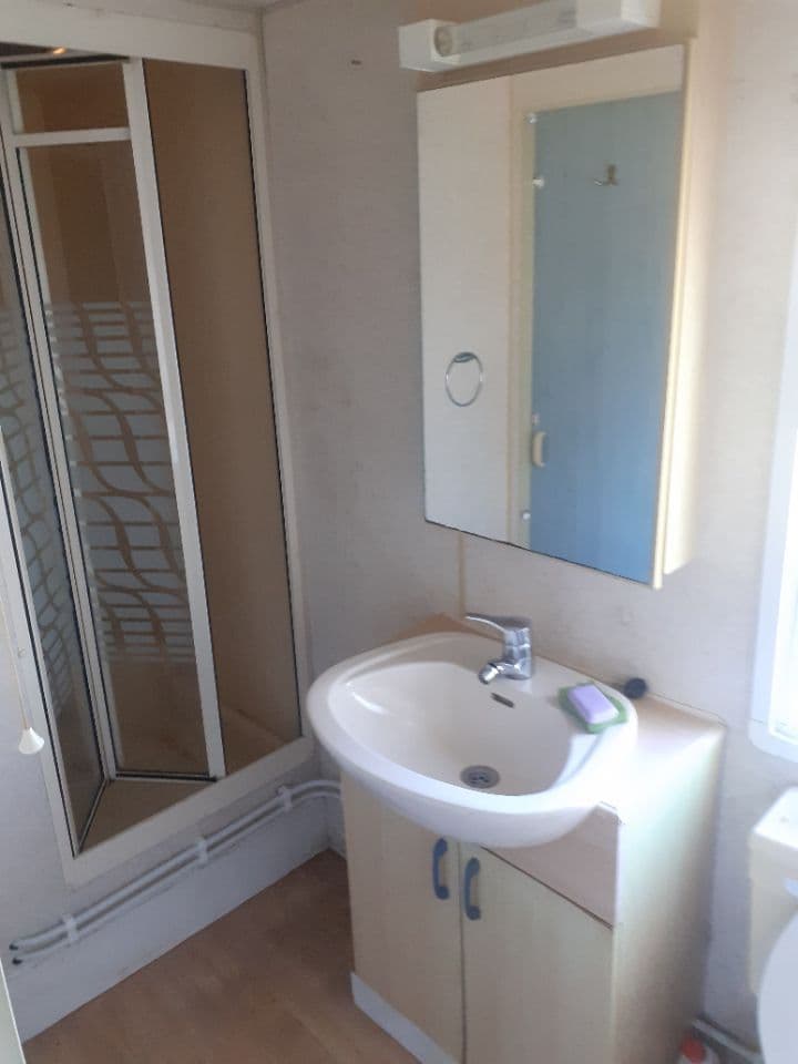 Mobil-home au bord de plusieurs étangs 
