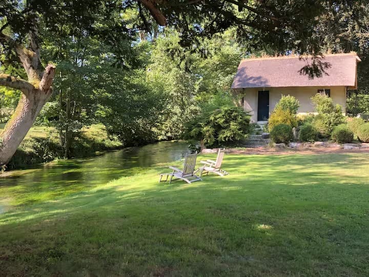 Maisonnette normande à l’orée de la rivière 