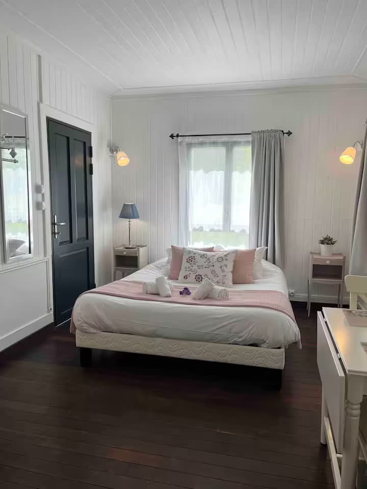 Maisonnette normande à l’orée de la rivière 