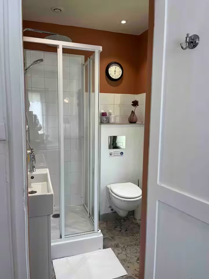 Maisonnette normande à l’orée de la rivière 