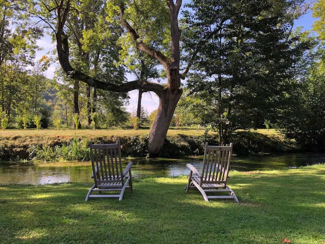 Maisonnette normande à l’orée de la rivière 