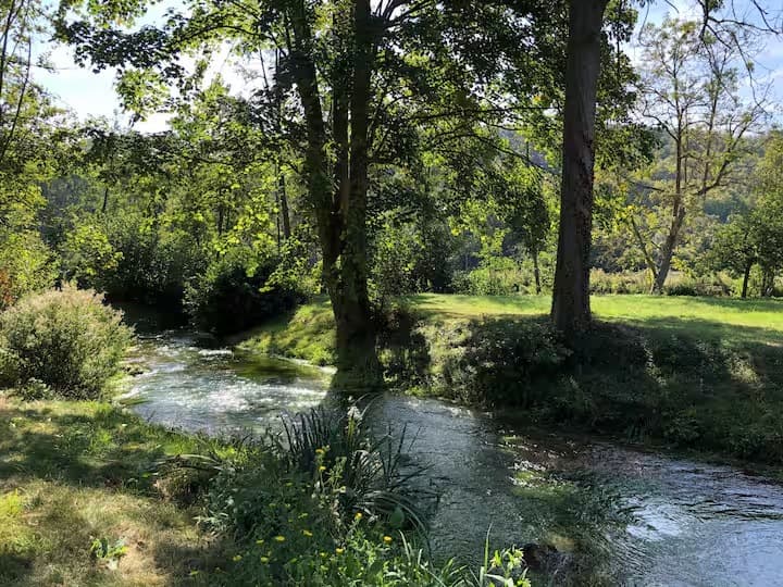 Maisonnette normande à l’orée de la rivière 