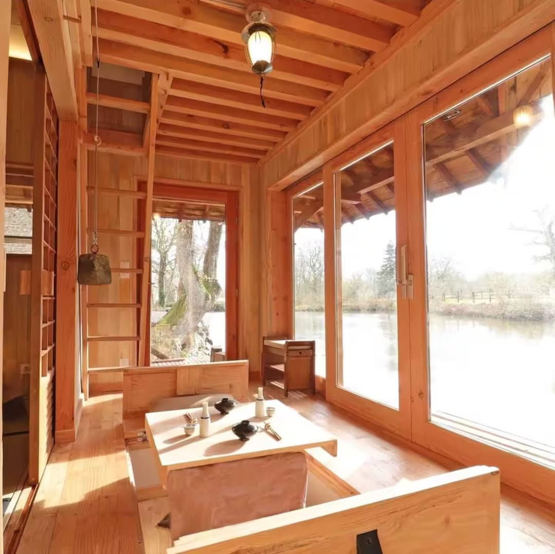 Un pavillon asiatique au bord d’un étang privé