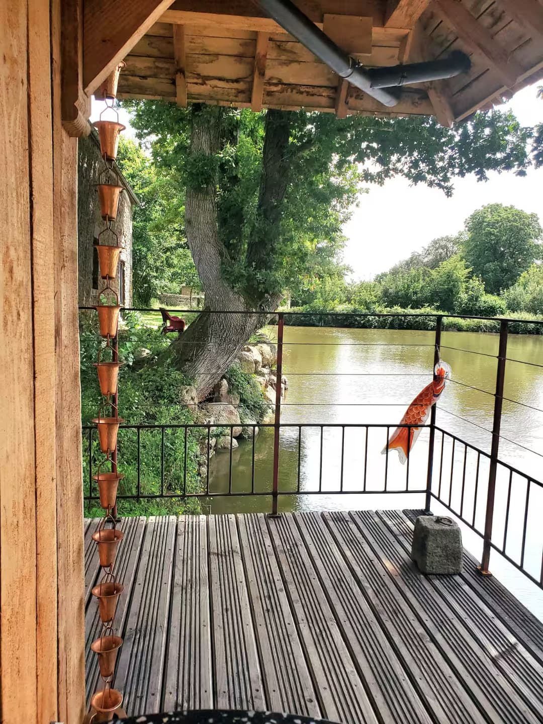 Un pavillon asiatique au bord d’un étang privé