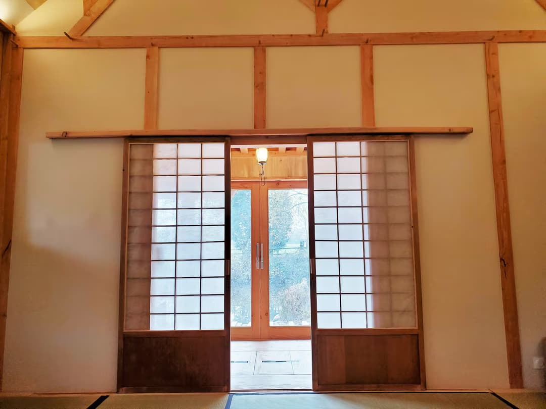 Un pavillon asiatique au bord d’un étang privé